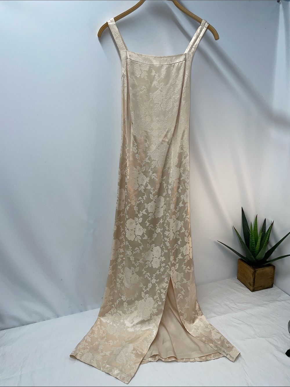 CDC SLEEVELESS FLORAL MAXI DRESS FTL-06-104